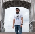 Biala-koszulka-z-napisem-najlepszy-tata-grafika-wasy-okulary