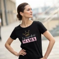Czarna koszulka z nadrukiem: napisem Jej wysokość mama i motywem korony dla mamy na prezent na dzień mamy