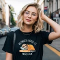 Czarna-koszulka-z-nadrukiem-motywacja-laduje-sie-i-nadrukiem-leniwca