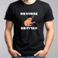 Czarna-koszulka-ze-smiesznym-napisem-nie-musisz-nie-pytaj-i-motywem-kapibary