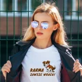 Biała koszulka z napisem Karma Zawsze Wraca i grafiką psa, który załatwia swoją potrzebę