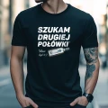 czarna-koszulka-z-napisem-szukam-drugiej-polowki-i-grafika-butelki-0,7
