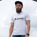 Biała koszulka Impostor z grafiką podejrzanego typka