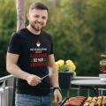 czarna-koszulka-z-napisem-moze-nie-umiem-gotowac-ale-za-to-w-grilowaniu-nie-mam-konkurencji