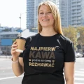 czarna-koszulka-dla-fanow-kawy-z-zabawnym-napisem