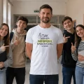 koszulka dla nauczyciela z napisem tak wyglada najfajniejszy nauczyciel w szkole