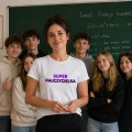 koszulka-dla-super-nauczycielki-z-napisem-super-nauczycielka-na-prezent